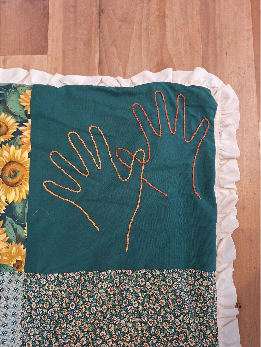 Vintage sunflower quilt, 1980's? Very good condition, cottage core. 85